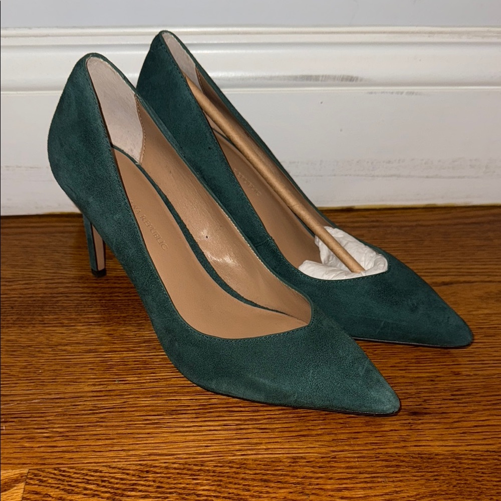 Banana Republic brand new Elegant Green Suede Pumps style Madison size 8